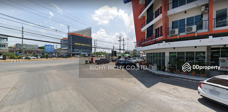 ทิศเหนือติดถนน มหาเทพ