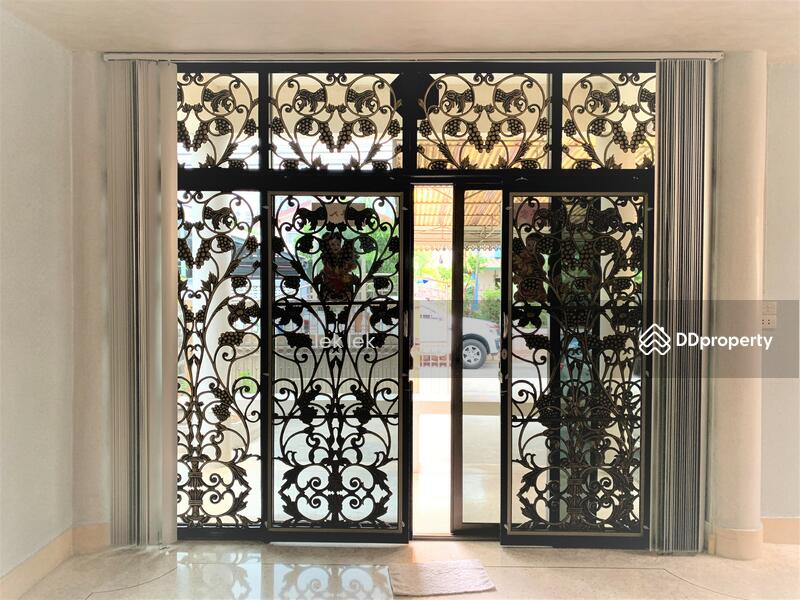 ประตูเข้าบ้าน (มองออกนอกบ้าน)