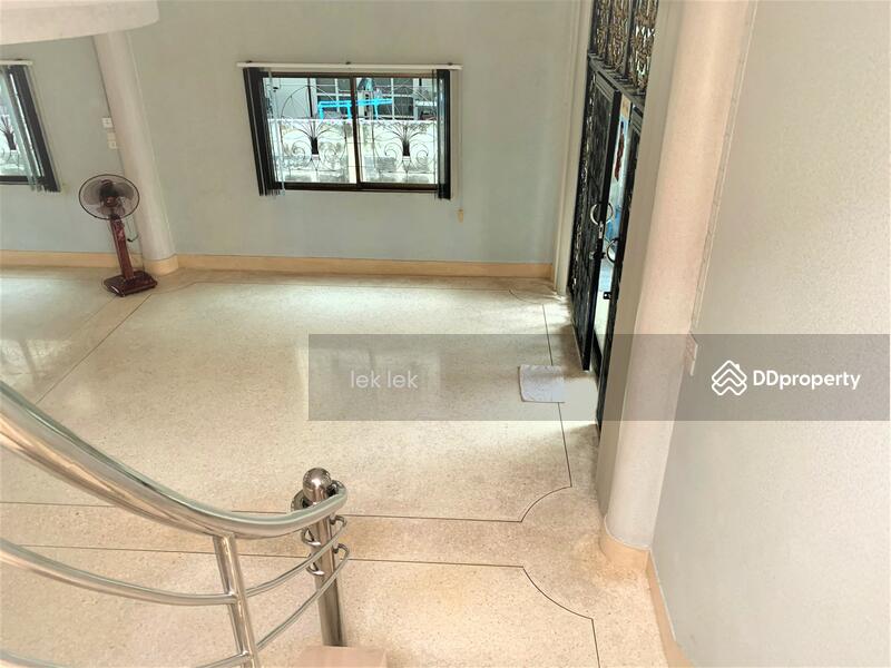 ลานห้องโถงชั้นล่าง