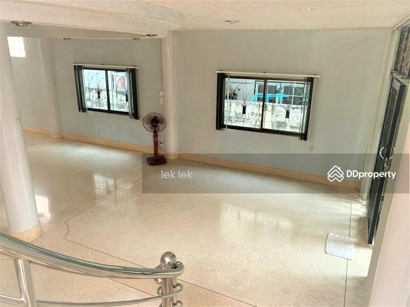 ลานห้องโถงชั้นล่าง