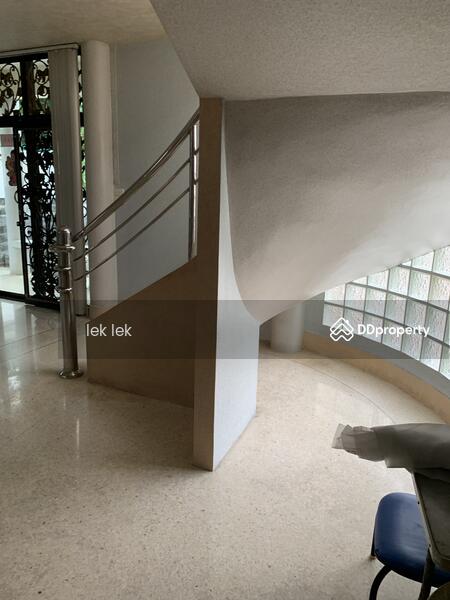 ใต้บันได