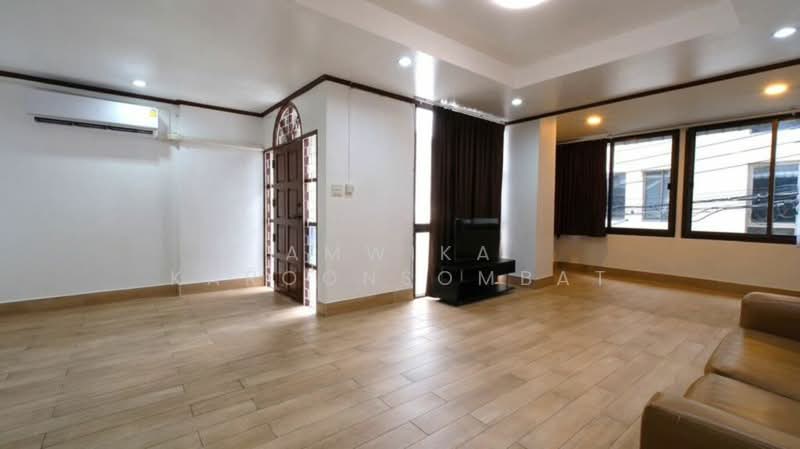 ทาวน์เฮ้าส์ 3 ชั้น ซอยสุขุมวิท 44/2, Bangkok, Phra Kanong, Khlong Toei, Bangkok, 3 Bedrooms, 250 sqm, Townhouse For Rent, by Amwika Karoonsombat, 10655093 - DDproperty.com