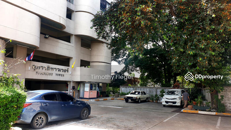 Suphawadee Tower, Bangkok, Soi Mittanan, Tanon Nakorn Chaisri, Dusit, Bangkok, 1 Bedroom, 50 sqm, Condo For Rent, by Timothy Flegel, 10672267 - Supavadee entrance & guest parking - DDproperty.com