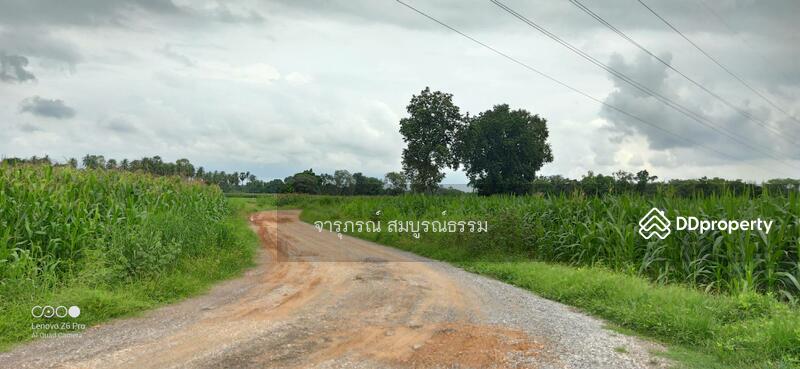 ถนนรถยนต์สามารถวิ่งได้ ไม่ไกลจะเป็นถนนคอนกรีต