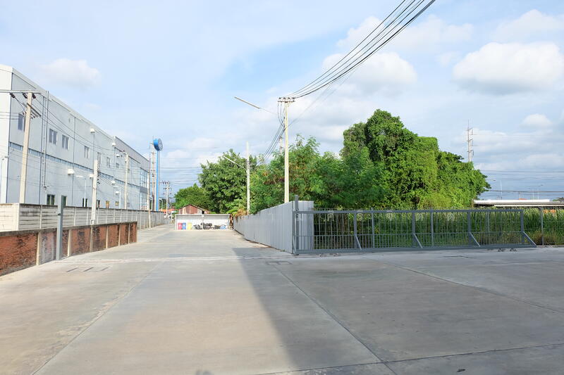 ติดโชว์รูมฟอร์ด ติดถนนกาญจนาภิเษก