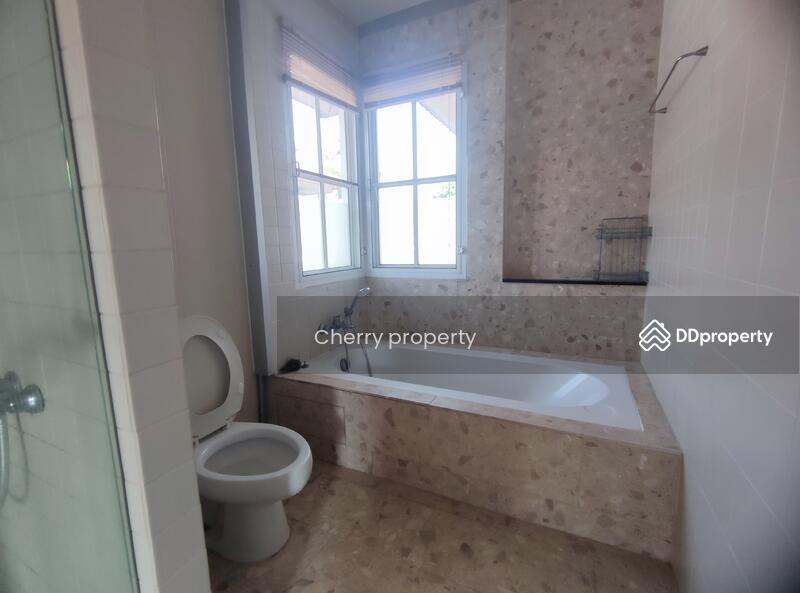 Bangkok Villa, Bangkok, Pradit Manutham Road, Wang Thonglang, Bangkok, 4 Bedrooms, 300 sqm, Single Detached House For Rent, by Tamita Kongsoithong, 10722325 - DDproperty.com