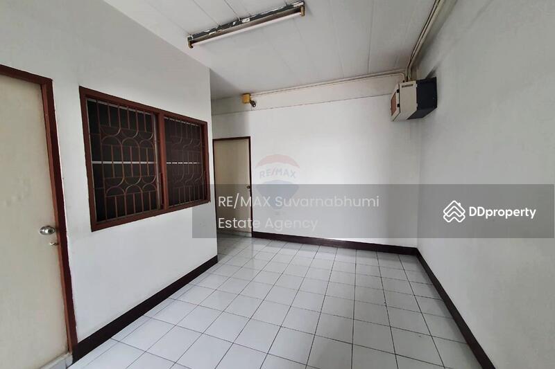 For Rent - For rent, commercial building, 3.5 floors, 2 units, Bangna-Trad Road. Can register a company, Samut Prakan