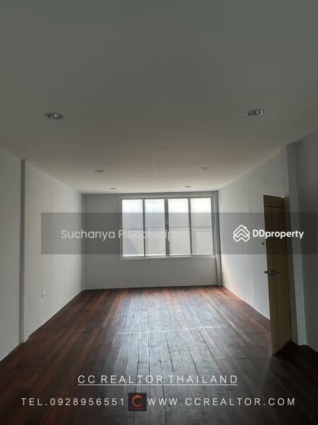ให้เช่า - Townhouse For Rent : Ekamai 12 Open For Home office, กรุงเทพ