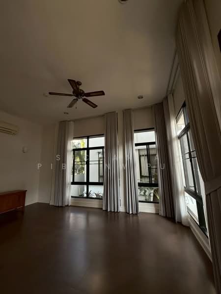 TownHouse For Rent Sukhumvit 38 : Pet Friendly, Bangkok, Sukhumvit 38, Khlong Tan Nua, Watthana, Bangkok, 3 Bedrooms, 350 sqm, Townhouse For Rent, by Suchanya Piboonwiput, 10731205 - DDproperty.com