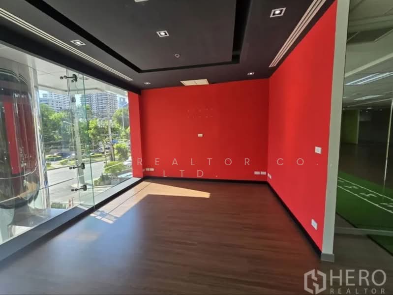 Bangkok Office Rachadapisek BTS Asok MRT Sukhumvit BRE19180, กรุงเทพ, คลองเตย, กรุงเทพ, 351 ตร.ม., พื้นที่ขายของ ให้เช่า, โดย Hero Realtor Co., Ltd., 10746035 - DDproperty.com
