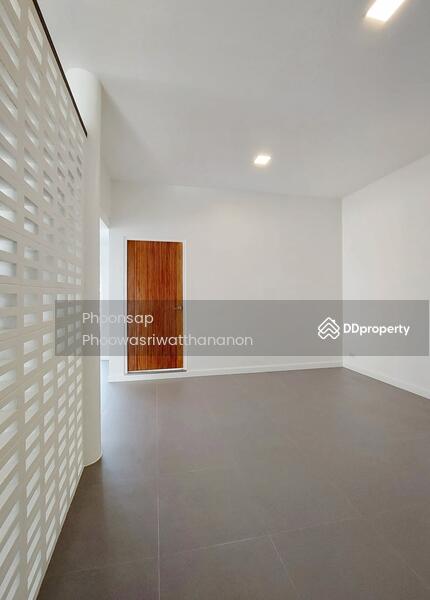 For Sale - บ้านต้นเต้ย ( white house ), Bangkok