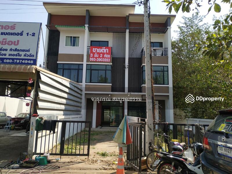 บริเวณด้านหน้าอาคาร