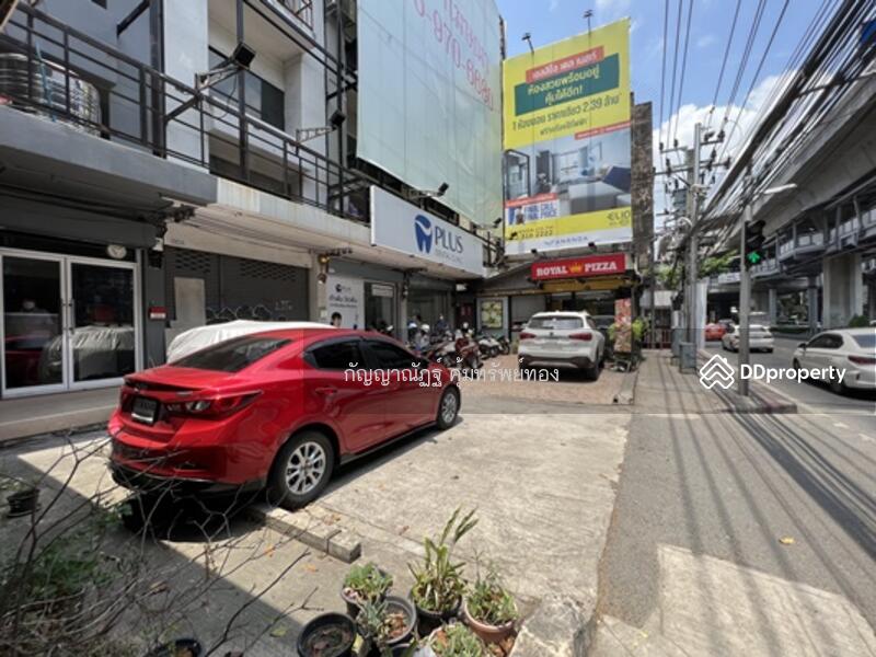 8 years for sale, commercial building, Udomsuk intersection, Sukhumvit