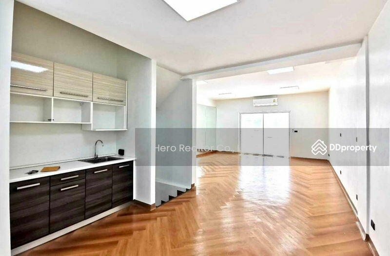 For Rent Bangkok Home Office Sukhumvit BTS Ekkamai Watthana BRE19552, Bangkok, Khlongtoei Nua, Watthana, Bangkok, 3 Bedrooms, 280 sqm, Townhouse For Rent, by Hero Realtor Co., Ltd., 10796881 - DDproperty.com