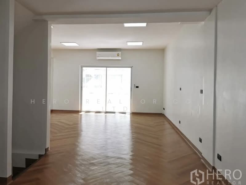 For Rent Bangkok Home Office Sukhumvit BTS Ekkamai Watthana BRE19552, Bangkok, Khlongtoei Nua, Watthana, Bangkok, 3 Bedrooms, 280 sqm, Townhouse For Rent, by Hero Realtor Co., Ltd., 10796881 - DDproperty.com
