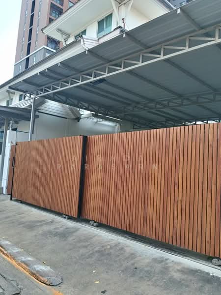 For Rent - บ้านเดี่ยว 3 ชั้น ใกล้ BTS วุฒากาศ 50 เมตร, Bangkok