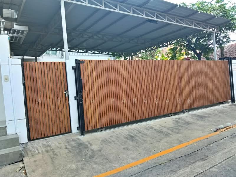 For Rent - บ้านเดี่ยว 3 ชั้น ใกล้ BTS วุฒากาศ 50 เมตร, Bangkok