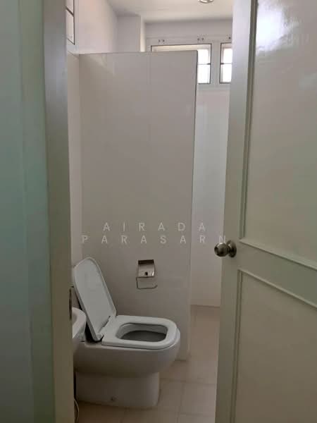 For Rent - บ้านเดี่ยว 3 ชั้น ใกล้ BTS วุฒากาศ 50 เมตร, Bangkok