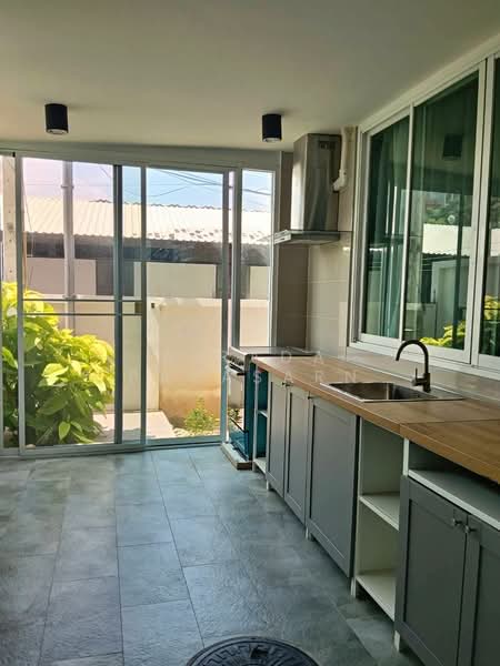 For Rent - บ้านเดี่ยว 3 ชั้น ใกล้ BTS วุฒากาศ 50 เมตร, Bangkok