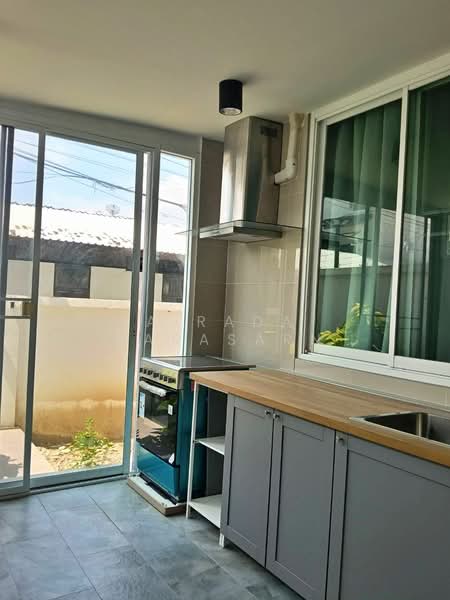 For Rent - บ้านเดี่ยว 3 ชั้น ใกล้ BTS วุฒากาศ 50 เมตร, Bangkok