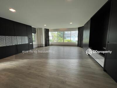 ขาย - ขายทาวน์โฮม ถนนสขุมวิท (ทองหล่อ) เนื้อที่ใช้สอย 600 ตารางเมตร เหมาะสำหรับที่โฮมออฟฟิศ, กรุงเทพ