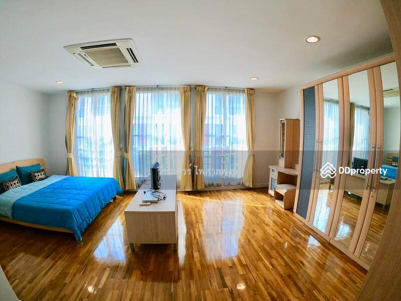 Baan Klang Krung Thonglor (บ้านกลางกรุงทองหล่อ) 