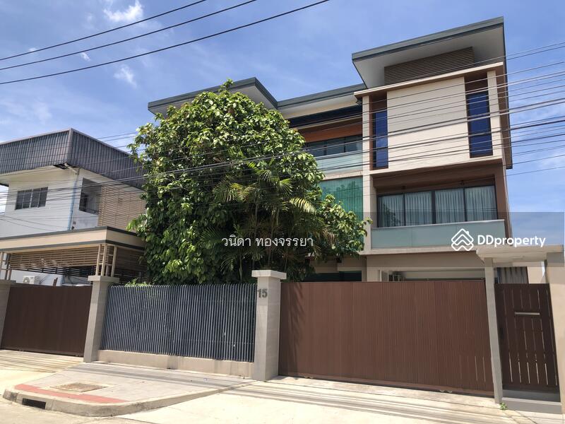 ขายบ้าน Home office พร้อม โกดัง ทำเลดีที่สุดในย่านศรีนครินทร์, กรุงเทพ, 15 ศรีนครินทร์, หนองบอน, ประเวศ, กรุงเทพ, 1,000 ตร.ม., บ้านเดี่ยว ขาย, โดย เปรมยุดา ทองจรรยา, 10892246 - หน้าบ้านกว้างถึง 18.5 เมตร มีประตูอัตโนมัติ 2 บาน เอาไว้รองรับการใช้งาน อเนกประสงค์ - DDproperty.com