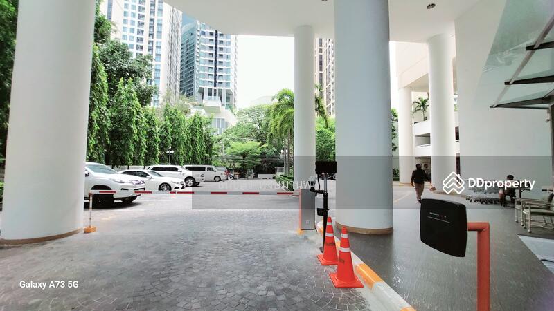 ที่จอดรถด้านหน้าอาคารกว้าง