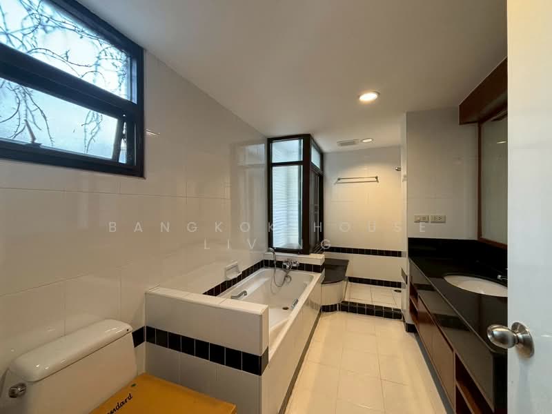 Neo Aree, Bangkok, 59 Soi Sukhumvit 26, Khong Tan, Khlong Toei, Bangkok, 3 Bedrooms, 250 sqm, Apartment For Rent, by Bangkok House Living, 10979143 - DDproperty.com