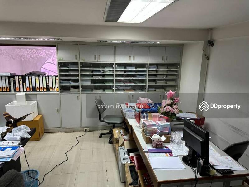 For Sale - 3-storey commercial building with 3 booths size of 77 square meters, cheapness, Bangkok