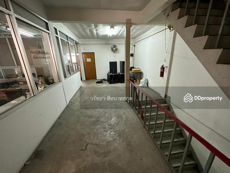 For Sale - 3-storey commercial building with 3 booths size of 77 square meters, cheapness, Bangkok