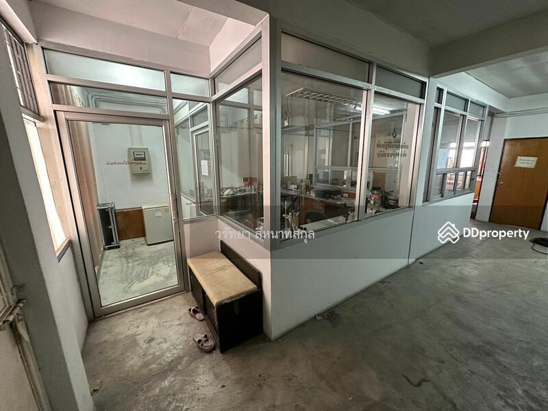 For Sale - 3-storey commercial building with 3 booths size of 77 square meters, cheapness, Bangkok