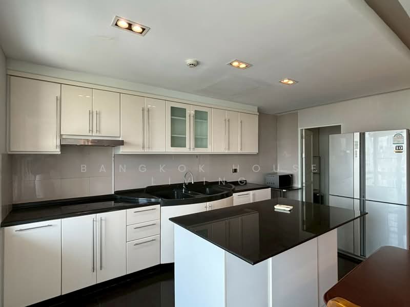 Royal Castle Sukhumvit, Bangkok, 30 Soi Sukhumvit 39, Khlongtoei Nua, Watthana, Bangkok, 3 Bedrooms, 160 sqm, Condo For Rent, by Bangkok House Living, 10993188 - DDproperty.com