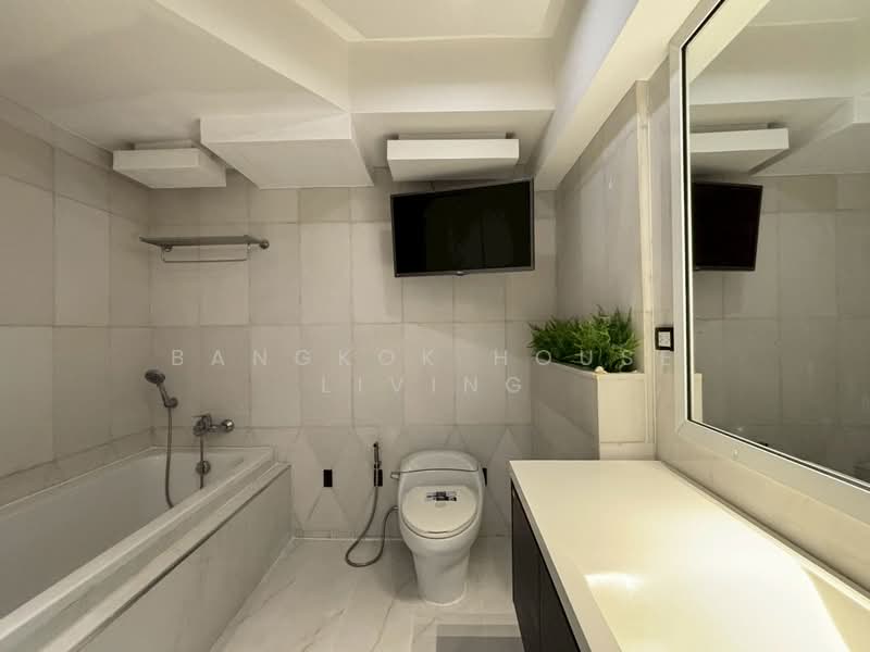 Royal Castle Sukhumvit, Bangkok, 30 Soi Sukhumvit 39, Khlongtoei Nua, Watthana, Bangkok, 3 Bedrooms, 160 sqm, Condo For Rent, by Bangkok House Living, 10993188 - DDproperty.com