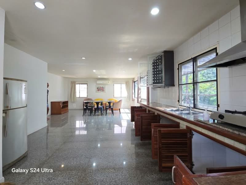 House for rent with common swimming pool in Pridibanomyong, with 4 bedrooms, Bangkok, สุขุมวิท71, Phra Kanong Nua, Watthana, Bangkok, 4 Bedrooms, 265 sqm, Single Detached House For Rent, by ปรีชา จิตต์สมนึก, 11001681 - DDproperty.com