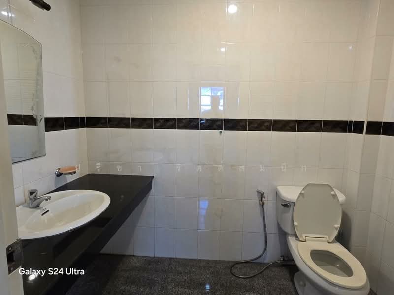 House for rent with common swimming pool in Pridibanomyong, with 4 bedrooms, Bangkok, สุขุมวิท71, Phra Kanong Nua, Watthana, Bangkok, 4 Bedrooms, 265 sqm, Single Detached House For Rent, by ปรีชา จิตต์สมนึก, 11001681 - DDproperty.com