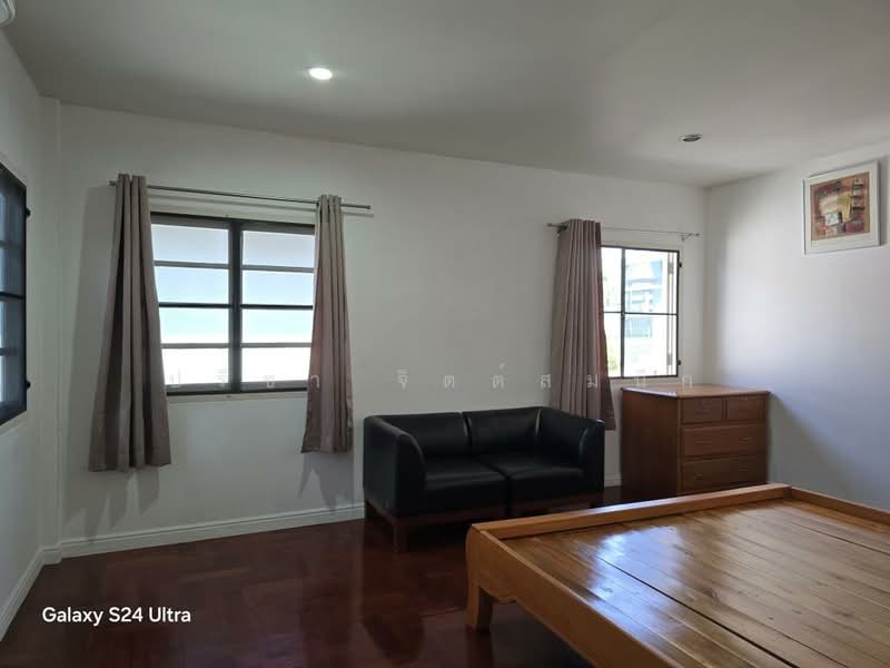 House for rent with common swimming pool in Pridibanomyong, with 4 bedrooms, Bangkok, สุขุมวิท71, Phra Kanong Nua, Watthana, Bangkok, 4 Bedrooms, 265 sqm, Single Detached House For Rent, by ปรีชา จิตต์สมนึก, 11001681 - DDproperty.com
