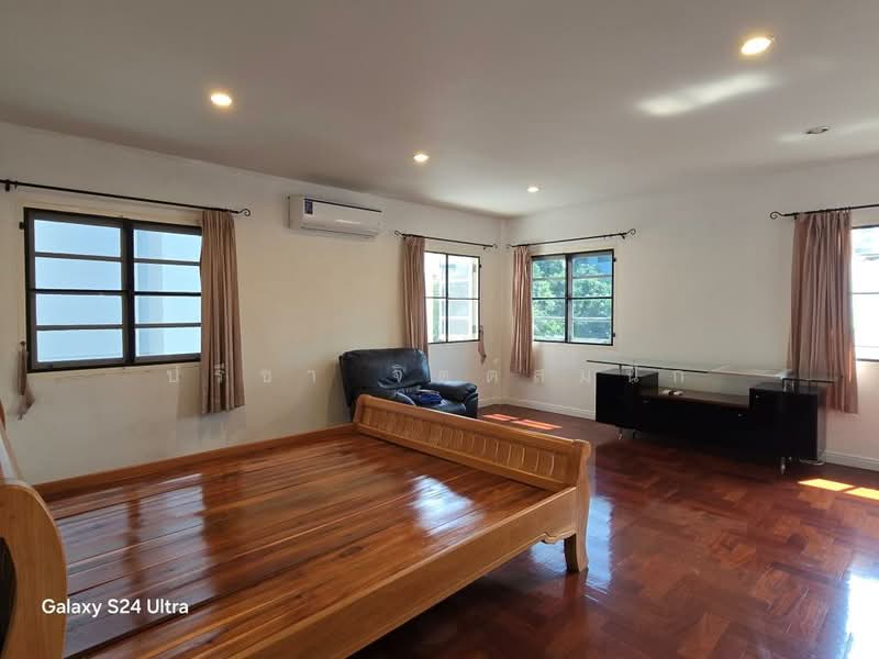 House for rent with common swimming pool in Pridibanomyong, with 4 bedrooms, Bangkok, สุขุมวิท71, Phra Kanong Nua, Watthana, Bangkok, 4 Bedrooms, 265 sqm, Single Detached House For Rent, by ปรีชา จิตต์สมนึก, 11001681 - DDproperty.com