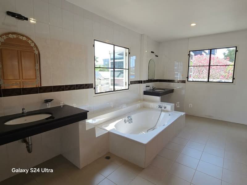 House for rent with common swimming pool in Pridibanomyong, with 4 bedrooms, Bangkok, สุขุมวิท71, Phra Kanong Nua, Watthana, Bangkok, 4 Bedrooms, 265 sqm, Single Detached House For Rent, by ปรีชา จิตต์สมนึก, 11001681 - DDproperty.com