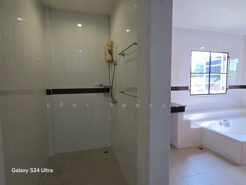 House for rent with common swimming pool in Pridibanomyong, with 4 bedrooms, Bangkok, สุขุมวิท71, Phra Kanong Nua, Watthana, Bangkok, 4 Bedrooms, 265 sqm, Single Detached House For Rent, by ปรีชา จิตต์สมนึก, 11001681 - DDproperty.com