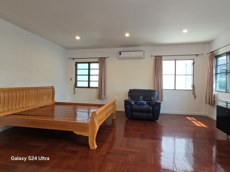 House for rent with common swimming pool in Pridibanomyong, with 4 bedrooms, Bangkok, สุขุมวิท71, Phra Kanong Nua, Watthana, Bangkok, 4 Bedrooms, 265 sqm, Single Detached House For Rent, by ปรีชา จิตต์สมนึก, 11001681 - DDproperty.com