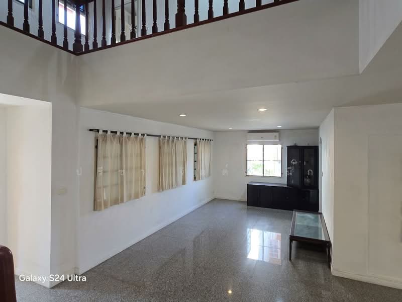 House for rent with common swimming pool in Pridibanomyong, with 4 bedrooms, Bangkok, สุขุมวิท71, Phra Kanong Nua, Watthana, Bangkok, 4 Bedrooms, 265 sqm, Single Detached House For Rent, by ปรีชา จิตต์สมนึก, 11001681 - DDproperty.com