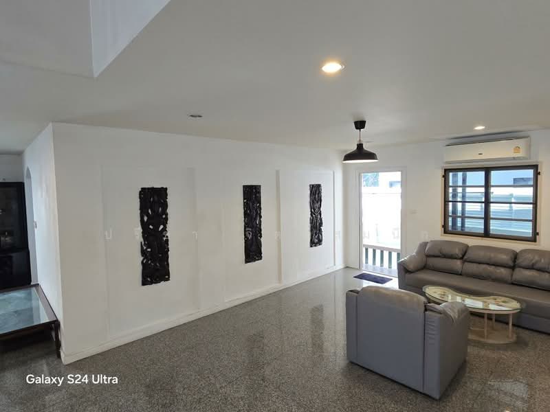 House for rent with common swimming pool in Pridibanomyong, with 4 bedrooms, Bangkok, สุขุมวิท71, Phra Kanong Nua, Watthana, Bangkok, 4 Bedrooms, 265 sqm, Single Detached House For Rent, by ปรีชา จิตต์สมนึก, 11001681 - DDproperty.com