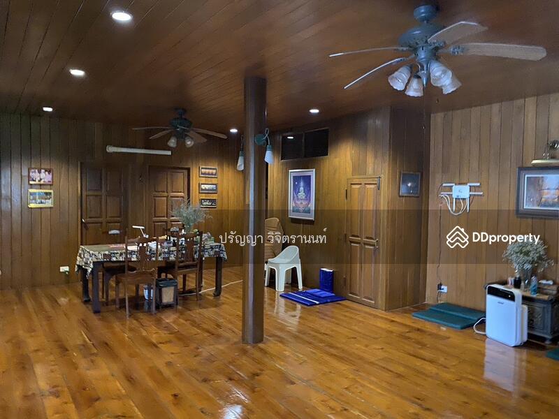 พื้นที่เอนกประสงค์ชั้นสองด้านในกว้างขวาง