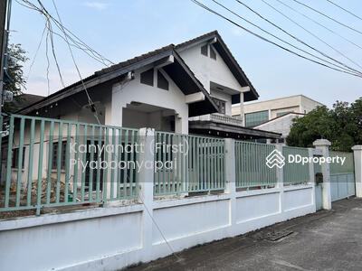 For Sale - House for sale with land, Soi On Nut, suitable for building a new home., Bangkok
