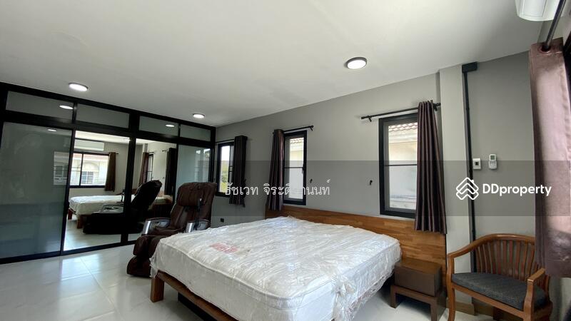 ห้องนอนชั้นบน เป็นห้องนอนใหญ่ มีขนาดเท่ากันทั้ง 2 ห้อง 