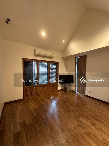 ให้เช่า - Townhouse For Rent Modern Loft Style Ekamai 12 | Pet Friendly, กรุงเทพ