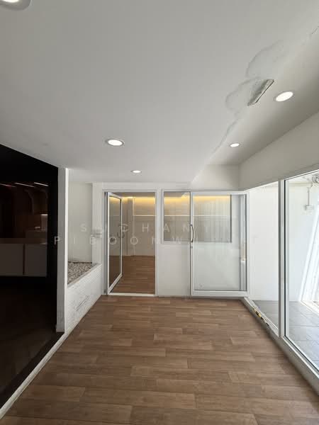 Townhouse For Rent Ekamai 12 Open Shop | Showroom | Cafe | Nail Salon, Bangkok, Ekamai 12, Khlong Tan Nua, Watthana, Bangkok, 2 Bedrooms, 200 sqm, Townhouse For Rent, by Suchanya Piboonwiput, 11136245 - DDproperty.com