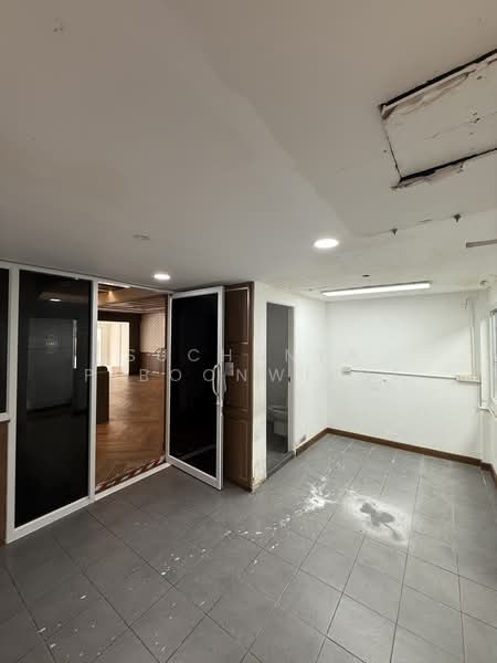 Townhouse For Rent Ekamai 12 Open Shop | Showroom | Cafe | Nail Salon, Bangkok, Ekamai 12, Khlong Tan Nua, Watthana, Bangkok, 2 Bedrooms, 200 sqm, Townhouse For Rent, by Suchanya Piboonwiput, 11136245 - DDproperty.com