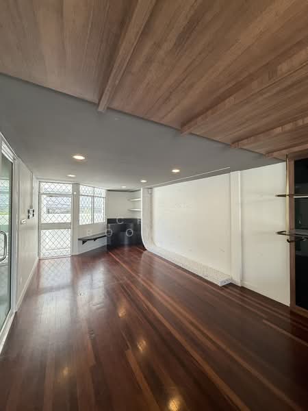 Townhouse For Rent Ekamai 12 Open Shop | Showroom | Cafe | Nail Salon, Bangkok, Ekamai 12, Khlong Tan Nua, Watthana, Bangkok, 2 Bedrooms, 200 sqm, Townhouse For Rent, by Suchanya Piboonwiput, 11136245 - DDproperty.com